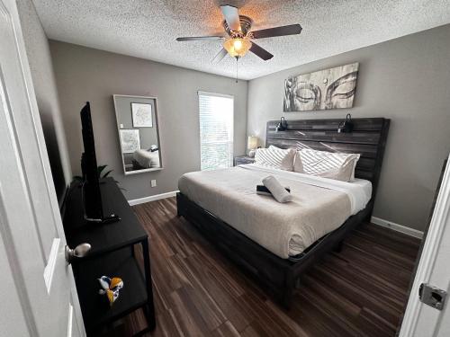 sypialnia z łóżkiem i wentylatorem sufitowym w obiekcie Escape To Island Bay - Walk To Moody Gardens w mieście Houston