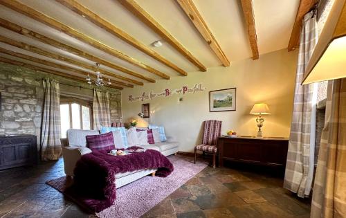 sala de estar con sofá y mesa en Derbyshire Cottage for 4, 1 hour per day private pool use en Stanton in Peak