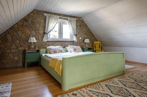 LovasberényにあるDióliget - Diófácska Présházのベッドルーム1室(緑色のベッド1台付)