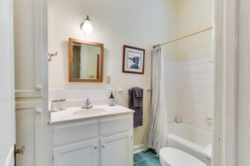 W łazience znajduje się umywalka, toaleta i prysznic. w obiekcie Watkinsville Cottage with Yard 9 Mi to UGA w mieście Watkinsville
