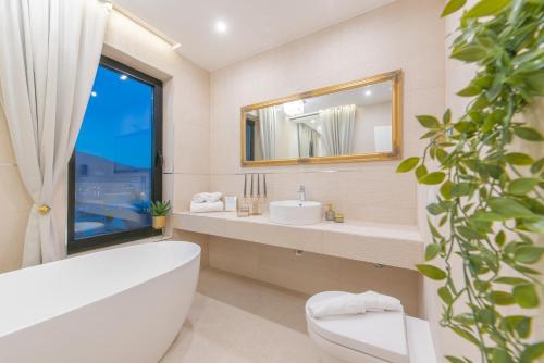 La salle de bains est pourvue d'une baignoire, d'un lavabo et d'un miroir. dans l'établissement Samstag Split, à Split