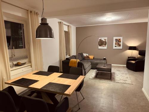 uma sala de estar com uma mesa e um sofá em Home66 - Nordhorn em Nordhorn