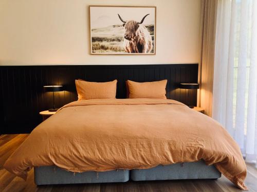 1 dormitorio con 1 cama con una foto de un toro en Selah Valley Estate en Limpinwood