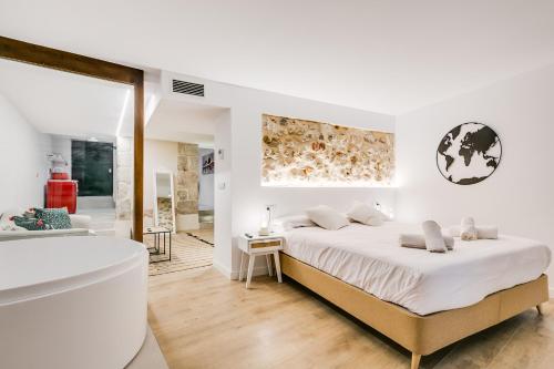 Una cama o camas en una habitación de Palacio de Bobadilla Suites