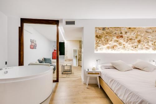 Una cama o camas en una habitación de Palacio de Bobadilla Suites