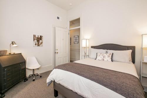 een slaapkamer met een bed, een bureau en een stoel bij Pacific Heights Victorian Bedroom and Bathroom in San Francisco