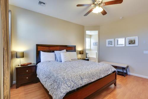 um quarto com uma cama e uma ventoinha de tecto em Goodyear Home with Patio - Near Estrella Mountain! em Liberty