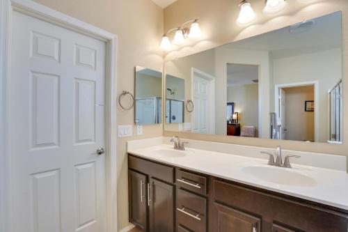 uma casa de banho com 2 lavatórios e um espelho grande em Goodyear Home with Patio - Near Estrella Mountain! em Liberty