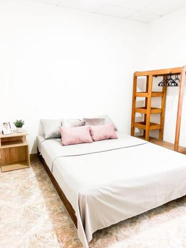 Ένα ή περισσότερα κρεβάτια σε δωμάτιο στο Moderna Casa Familiar