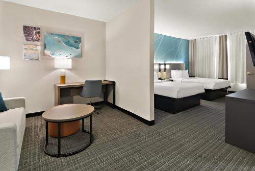 Postel nebo postele na pokoji v ubytování Comfort Suites Fort Worth North Fossil Creek