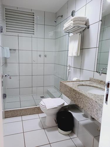 a bathroom with a toilet and a sink and a shower at Gran lençóis Flat 2 suítes vista piscina in Barreirinhas