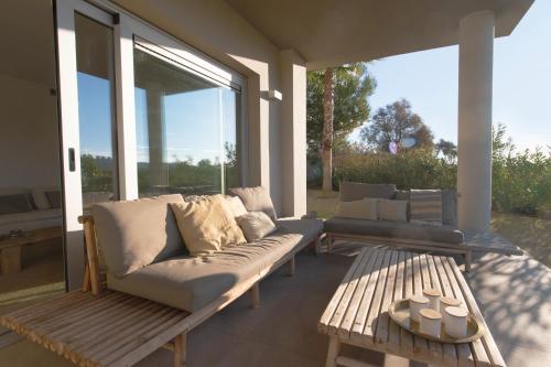 sala de estar con sofá y ventana grande en Chic 3BR Haven - Luxury Ground Floor - La Cala Golf, en Mijas Costa