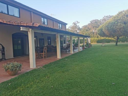 a house with a green lawn in front of it at T0 da Casa da Quinta S José in Praia de Mira