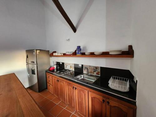 een keuken met een spoelbak en een roestvrijstalen koelkast bij Apartamento de la Villa I in Villa de Leyva