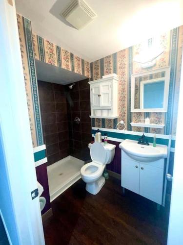 een badkamer met een toilet en een wastafel bij Separate Suite in Calgary