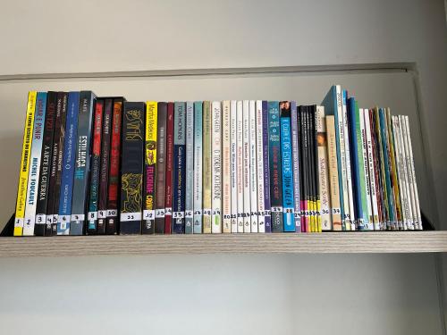 Perpustakaan di apartmen
