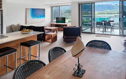 a living room with a table and chairs at Golfclub Townhouse Apollo Blue 7 in Apollo Bay