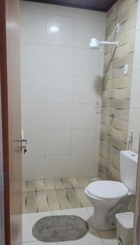 a small bathroom with a toilet and a shower at Casa Vó Anastacia in Piranhas