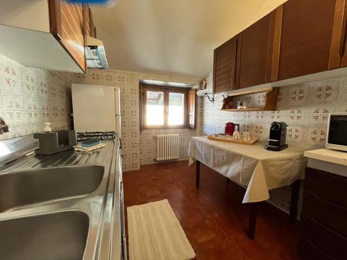 Η κουζίνα ή μικρή κουζίνα στο A Bormio con gioia