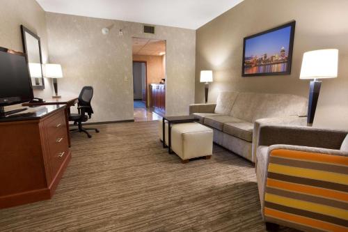 Drury Inn & Suites Cincinnati Sharonville Image