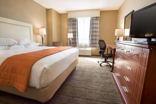 Drury Inn & Suites Cincinnati Sharonville Image