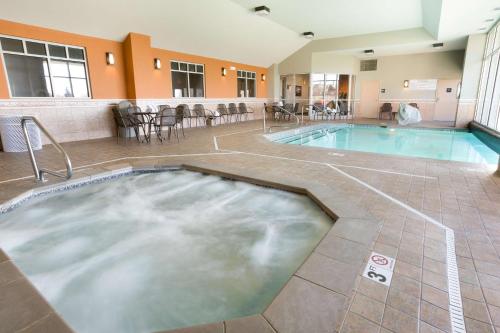Drury Inn & Suites Cincinnati Sharonville Image