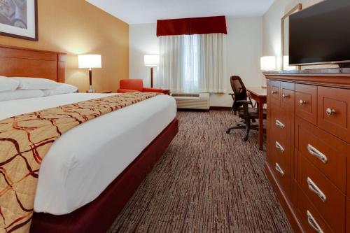 Drury Inn & Suites St. Louis Forest Park Image