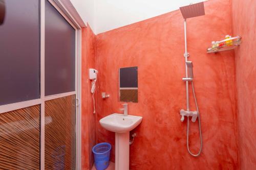 y baño con ducha y lavamanos. en Pongwe Beach Front Villa 1, en Mdudu Mdogo
