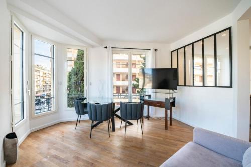 un salon avec une table et des chaises dans l'établissement Wonderful 2 bedroom apartment, à Cannes