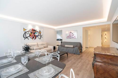 un salon avec une table et un canapé dans l'établissement Very nice 2 bedroom apartment in the center of Cannes completely renovated, à Cannes
