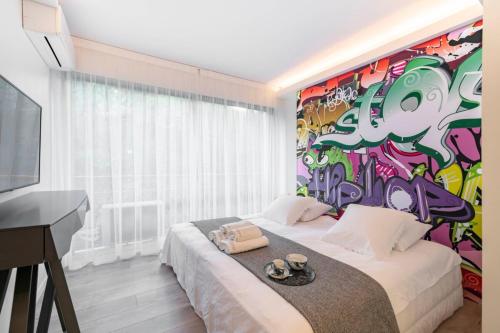 - une chambre ornée d'une peinture murale dans l'établissement Very nice 2 bedroom apartment in the center of Cannes completely renovated, à Cannes