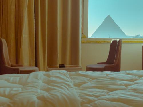 Кровать или кровати в номере Pyramids Rose view