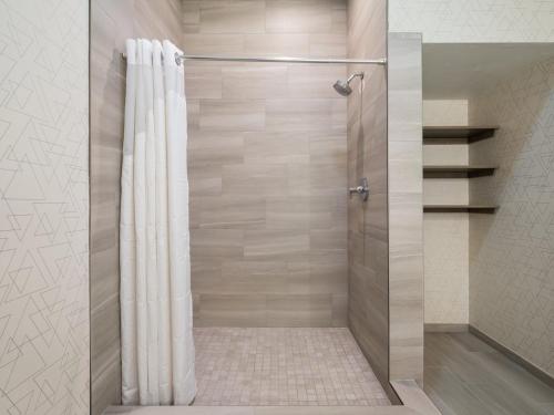 eine Dusche mit Duschvorhang im Bad in der Unterkunft Holiday Inn Express Meadville (I-79 Exit 147a), an IHG Hotel in Meadville