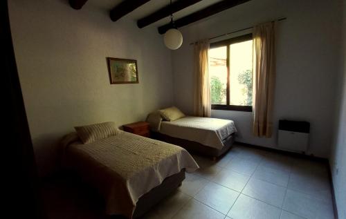 卢汉德库约Casa EL Hache - Piscina - Chacras de Coria的有两张床和一扇窗户的卧室