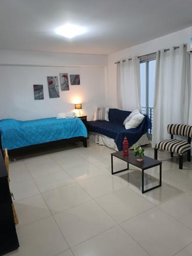 ブエノスアイレスにあるMonoambiente en Montserrat "departamentosji"のリビングルーム(ベッド1台、ソファ付)
