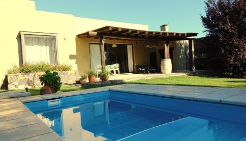 卢汉德库约Casa EL Hache - Piscina - Chacras de Coria的房子前面的游泳池