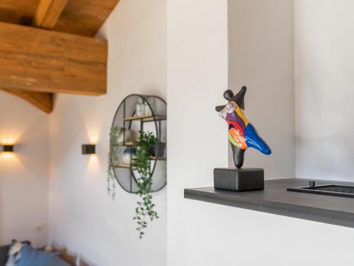 a room with a mirror and a statue on a shelf at Chalet Joep in Wald im Pinzgau