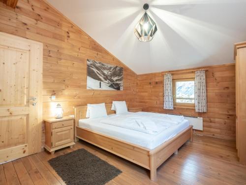 sypialnia z łóżkiem w drewnianym pokoju w obiekcie Windau w mieście Krimml