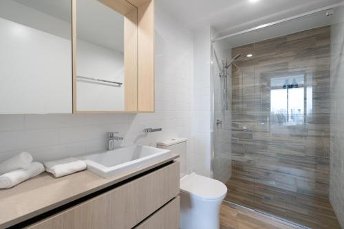 uma casa de banho com um WC, um lavatório e um chuveiro em Burleigh Seaside Sanctuary em Gold Coast