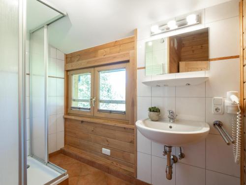 W łazience znajduje się umywalka i prysznic. w obiekcie Windau w mieście Krimml