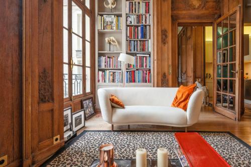 - un salon avec un canapé blanc et des étagères dans l'établissement Appartement Mewes - Welkeys, à Paris