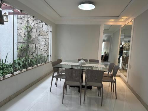 a dining room with a table and chairs at Casa da Jana com piscina in Porto Seguro