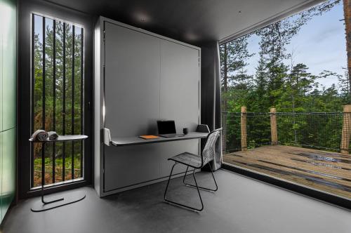 um quarto com uma secretária e uma grande janela em Grend Bø 