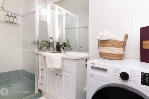 a bathroom with a washing machine and a sink at 3 Bed Budget Accom Hidden Gem Parking Near Gabba in Brisbane