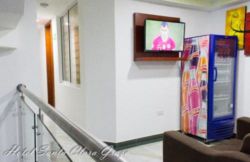 une télévision sur le mur d'un immeuble avec un escalier dans l'établissement Hotel Santa Clara Graze, à Pasto