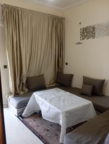 - un salon avec un canapé et une table dans l'établissement إقامة النور, à Tanger