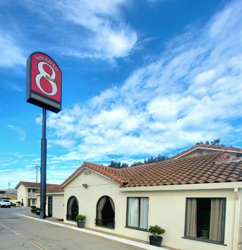 una señal para un restaurante de comida rápida frente a un edificio en Soledad Motel 8, en Soledad