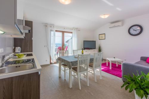 Apartments with parking space Crikvenica - 22283