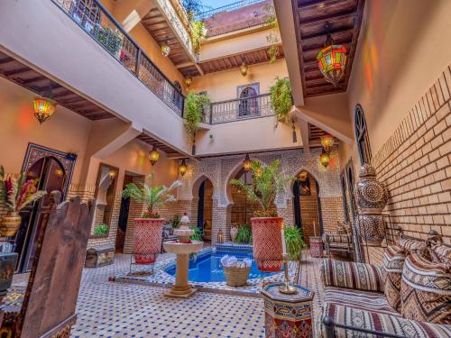 un patio interior con piscina en una casa en Riad Irhalne, en Marrakech