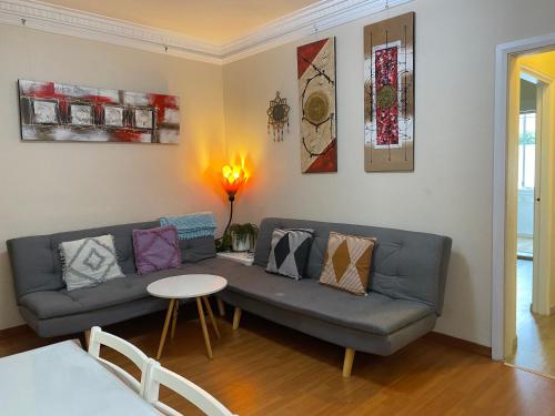 sala de estar con sofá y mesa en 2 bedroom small unit 1 minute walk to shopping centre NO PARKING SLOT, en Wollongong